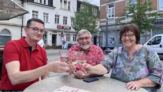 Lust auf das Flair des Feierabendmarkts hatten auch (von links) Matthias Spira aus Sponheim, Bruno Gaul und Christel Auler (beid Lust auf das Flair des Feierabendmarkts hatten auch (von links) Matthias Spira aus Sponheim, Bruno Gaul und Christel Auler (beid