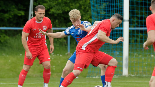Dzenis Ramovic (vorn am Ball), der Trainer von Anadolu Koblenz, ist froh, wenn die Saison vorüber ist. Zuerst steht aber noch da Dzenis Ramovic (vorn am Ball), der Trainer von Anadolu Koblenz, ist froh, wenn die Saison vorüber ist. Zuerst steht aber noch da