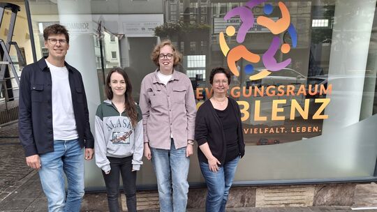 Frank Heinzen freut sich mit seinem inklusiven Team, sichtbar in einem lebendigen Umfeld mitten in der Stadt zu arbeiten. Dazu g Frank Heinzen freut sich mit seinem inklusiven Team, sichtbar in einem lebendigen Umfeld mitten in der Stadt zu arbeiten. Dazu g