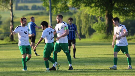 Jubel beim TuS Ellern über das zwischenzeitliche 2:0 von Jonas Schmitz (links) beim 7:0 gegen Laudert II - und Jubel beim TuS üb Jubel beim TuS Ellern über das zwischenzeitliche 2:0 von Jonas Schmitz (links) beim 7:0 gegen Laudert II - und Jubel beim TuS üb