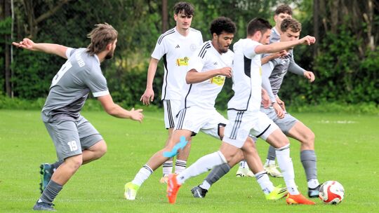 Die SG Feldkirchen/Hüllenberg (weiße Trikots, hier im Spiel gegen den CSV Neuwied) steht dicht vor dem Aufstieg in die A-Klasse. Die SG Feldkirchen/Hüllenberg (weiße Trikots, hier im Spiel gegen den CSV Neuwied) steht dicht vor dem Aufstieg in die A-Klasse.