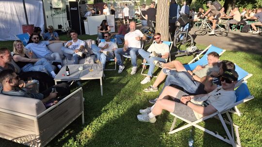 Chillen nach Feierabend - eine Gruppe von Arbeitskollegen zeigt, wie es geht. Chillen nach Feierabend - eine Gruppe von Arbeitskollegen zeigt, wie es geht.