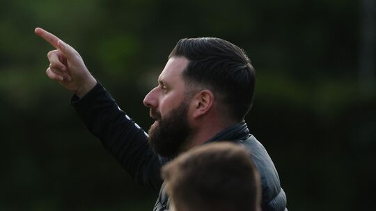 Mayens Trainer Marc Steil zeigt es an: Nach oben in die Rheinlandliga soll es gehen. Mayens Trainer Marc Steil zeigt es an: Nach oben in die Rheinlandliga soll es gehen.