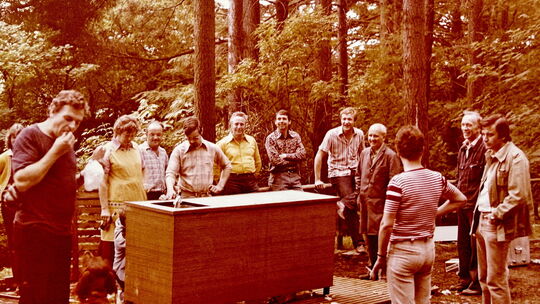Ein Bild aus vergangenen Tagen: In Ransbach-Baumbach werden 1979 die Vorbereitungen für ein Waldfest getroffen. Ein Bild aus vergangenen Tagen: In Ransbach-Baumbach werden 1979 die Vorbereitungen für ein Waldfest getroffen.