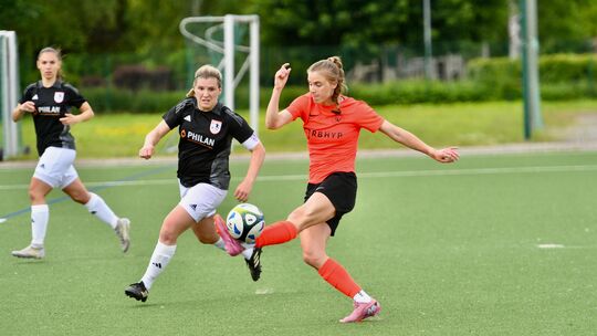 Die Partie in Diez mit Charlotte Wuth (rechts) war die letzte offizielle für Holzbachs Spielführerin Lena Kliebe, die am Sonntag Die Partie in Diez mit Charlotte Wuth (rechts) war die letzte offizielle für Holzbachs Spielführerin Lena Kliebe, die am Sonntag