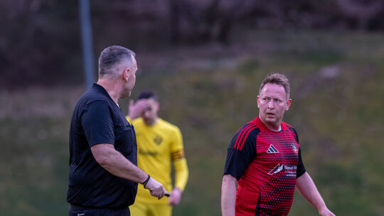 Timo Blinn (rechts) bestritt bei der 3:5-Niederlage bei der SG Unnertal sein letztes Spiel als Spielertrainer des SV Weiersbach. Timo Blinn (rechts) bestritt bei der 3:5-Niederlage bei der SG Unnertal sein letztes Spiel als Spielertrainer des SV Weiersbach.