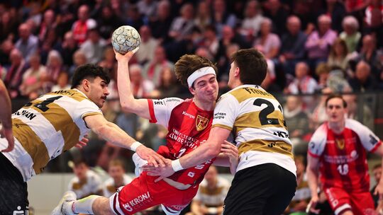 Sören Servos (am Ball) und sein TuS Ferndorf wollen in Ludwigshafen den Klassenverbleib klarmachen. Sören Servos (am Ball) und sein TuS Ferndorf wollen in Ludwigshafen den Klassenverbleib klarmachen.