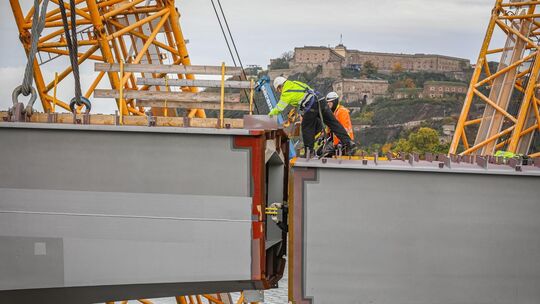 Ab 26. Mai steht der Einhub der nächsten Stahlbauteile an der Pfaffendorfer Brücke in Koblenz an. Ab 26. Mai steht der Einhub der nächsten Stahlbauteile an der Pfaffendorfer Brücke in Koblenz an.