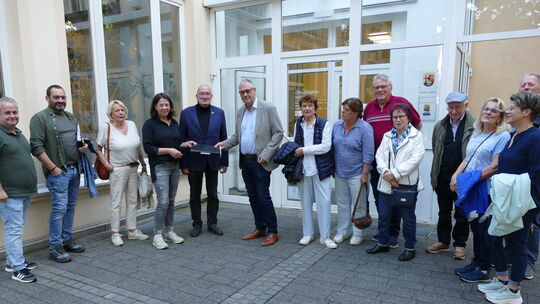 Einige Bürger aus Heimersheim hatten Unterschriften gegen den geplanten Standort des Kindergartens gesammelt und die Liste vor d Einige Bürger aus Heimersheim hatten Unterschriften gegen den geplanten Standort des Kindergartens gesammelt und die Liste vor d