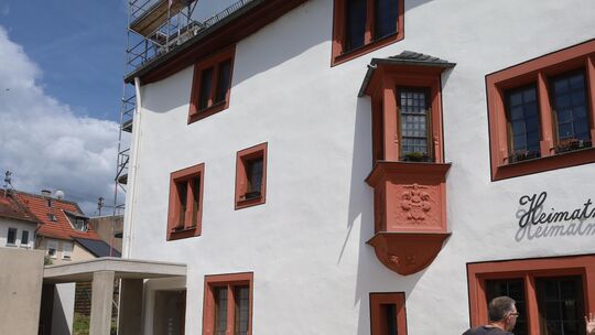 Innen ist die Sanierung des Priorhofs fast abgeschlossen, außen muss der Hof noch befestigt werden, damit Besucher den Eingang e Innen ist die Sanierung des Priorhofs fast abgeschlossen, außen muss der Hof noch befestigt werden, damit Besucher den Eingang e