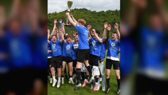Da ist der Pott: Die SG Disibodenberg bejubelt die Meisterschaft in der B-Klasse Bad Kreuznach 2 und fährt zum Schaulaufen ins B Da ist der Pott: Die SG Disibodenberg bejubelt die Meisterschaft in der B-Klasse Bad Kreuznach 2 und fährt zum Schaulaufen ins B