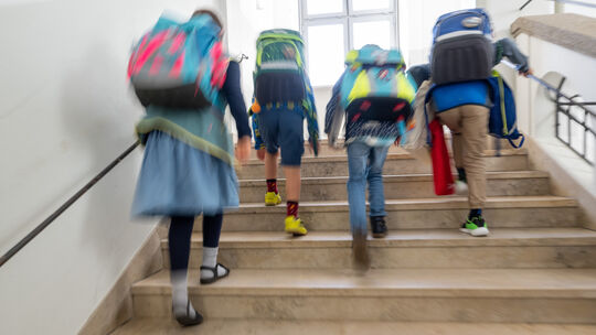 Kinder bewegen sich in ihren Schulen meist ganz unbesorgt. In einer Koblenzer Förderschule soll es zu einem sexuellen Übergriff Kinder bewegen sich in ihren Schulen meist ganz unbesorgt. In einer Koblenzer Förderschule soll es zu einem sexuellen Übergriff
