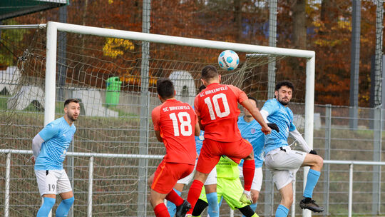 Im Hinspiel gewann der FSV Blau-Weiss Idar-Oberstein (hellblau) beim SC Birkenfeld 2:1. Eine Wiederholung dieses Resultats würde Im Hinspiel gewann der FSV Blau-Weiss Idar-Oberstein (hellblau) beim SC Birkenfeld 2:1. Eine Wiederholung dieses Resultats würde