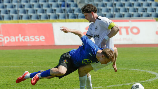 Wenn der FC Emmelshausen-Karbach um Kapitän Sebastian Saftig (in Weiß) eines seiner letzten beide Spiele in Worms am Sonntag und Wenn der FC Emmelshausen-Karbach um Kapitän Sebastian Saftig (in Weiß) eines seiner letzten beide Spiele in Worms am Sonntag und