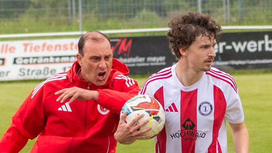 Nein, Marco Reich beschimpft hier nicht etwa Fabian Sagawe, sondern der Chefcoach des SC Idar-Oberstein feuert seinen schnellen Nein, Marco Reich beschimpft hier nicht etwa Fabian Sagawe, sondern der Chefcoach des SC Idar-Oberstein feuert seinen schnellen