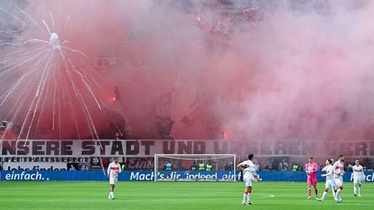 Pyrotechnik beim Spiel Eintracht Frankfurt gegen VfB Stuttgart Pyrotechnik beim Spiel Eintracht Frankfurt gegen VfB Stuttgart