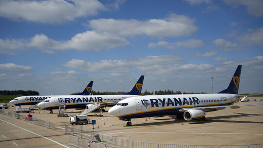 Maschinen des irischen Billigfliegers Ryanair sind vor dem Passagierterminal des Flughafens Hahn geparkt. Vom einzigen größeren Maschinen des irischen Billigfliegers Ryanair sind vor dem Passagierterminal des Flughafens Hahn geparkt. Vom einzigen größeren