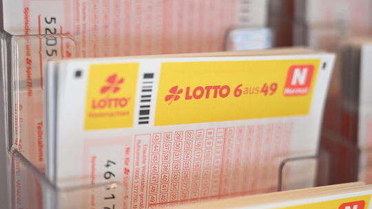 Sechs Richtige im Lotto, den richtigen Riecher für die Gewinnzahlen im Eurojackpot - davon träumen viele. Manche Gewinnergeschic Sechs Richtige im Lotto, den richtigen Riecher für die Gewinnzahlen im Eurojackpot - davon träumen viele. Manche Gewinnergeschic