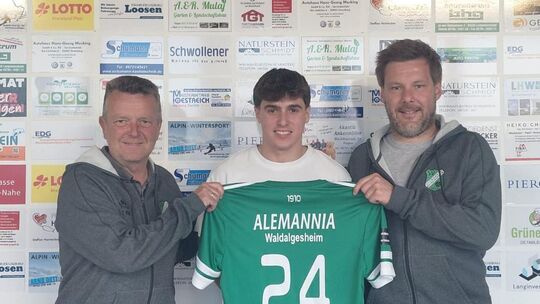 Das Trikot ist beflockt: Nils Schwarz (Mitte) rückt fest in den Verbandsliga-Kader von Alemannia Waldalgesheim auf. Sehr zur Fre Das Trikot ist beflockt: Nils Schwarz (Mitte) rückt fest in den Verbandsliga-Kader von Alemannia Waldalgesheim auf. Sehr zur Fre