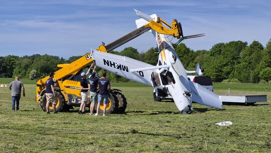 Das Ultraleichtflugzeug kippte nach der Landung aufs Dach und musste mit einem Kran geborgen werden. Der Pilot wurde nur leicht Das Ultraleichtflugzeug kippte nach der Landung aufs Dach und musste mit einem Kran geborgen werden. Der Pilot wurde nur leicht