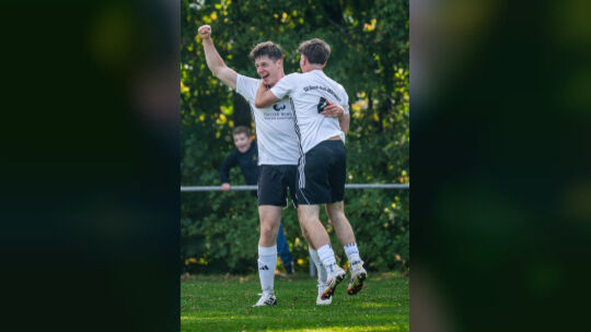 Die SG Bell/Buch/Mörsdorf/Alterkülz um 1:0-Torschütze Michael Huth (links) durfte sich am letzten Spieltag über ein 3:1 in Bell Die SG Bell/Buch/Mörsdorf/Alterkülz um 1:0-Torschütze Michael Huth (links) durfte sich am letzten Spieltag über ein 3:1 in Bell