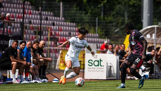 Emmelshausen-Karbachs Rechtsverteidiger Keita Kinoshita (in Weiß), der unlängst seinen Vertrag beim FC Emmelshausen-Karbach soga Emmelshausen-Karbachs Rechtsverteidiger Keita Kinoshita (in Weiß), der unlängst seinen Vertrag beim FC Emmelshausen-Karbach soga