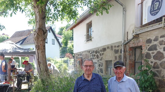 Manni Bell und Albert Schäfer (von links) gehörten zu den Ersten, die 2007 mit der Renovierung der Mühle begonnen hatten. Manni Bell und Albert Schäfer (von links) gehörten zu den Ersten, die 2007 mit der Renovierung der Mühle begonnen hatten.