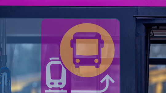 Während der Generalsanierung der Bahnstrecke am rechten Rheinufer richtet die DB einen Schienenersatzverkehr mit Bussen ein. Ein Während der Generalsanierung der Bahnstrecke am rechten Rheinufer richtet die DB einen Schienenersatzverkehr mit Bussen ein. Ein