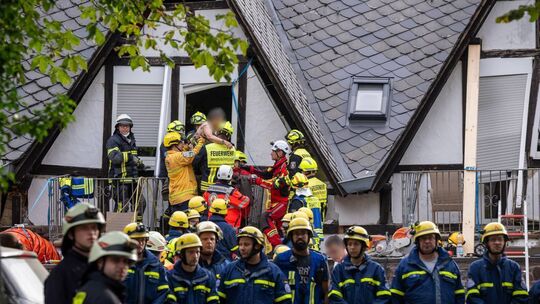 Mehr als 200 Einsatzkräfte, darunter viele Freiwillige, waren beim Hoteleinsturz in Kröv im Einsatz. Mehr als 200 Einsatzkräfte, darunter viele Freiwillige, waren beim Hoteleinsturz in Kröv im Einsatz.