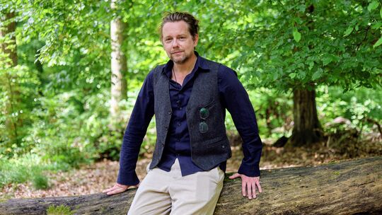 Marcel Hoffmann ist Schauspieler und Klimaaktivist. Der Wald liegt ihm sehr am Herzen. Marcel Hoffmann ist Schauspieler und Klimaaktivist. Der Wald liegt ihm sehr am Herzen.