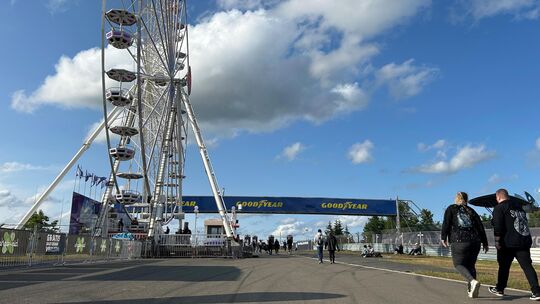 Blickfang, Treffpunkt und Aussichtspunkt: Das Riesenrad bei Rock am Ring weckt bei vielen Festivalbesuchern Erinnerungen. Das ze Blickfang, Treffpunkt und Aussichtspunkt: Das Riesenrad bei Rock am Ring weckt bei vielen Festivalbesuchern Erinnerungen. Das ze
