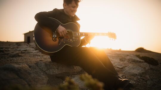Ein Musiker, der nach Jahren zwischen höchster Popularität und klösterlicher Zurückgezogenheit zu sich gefunden hat: Michael Pat Ein Musiker, der nach Jahren zwischen höchster Popularität und klösterlicher Zurückgezogenheit zu sich gefunden hat: Michael Pat