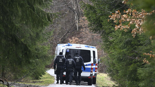 Polizisten suchen im März 2023 in der Nähe des Fundorts des getöteten Mädchens nach weiteren Hinweisen. Polizisten suchen im März 2023 in der Nähe des Fundorts des getöteten Mädchens nach weiteren Hinweisen.