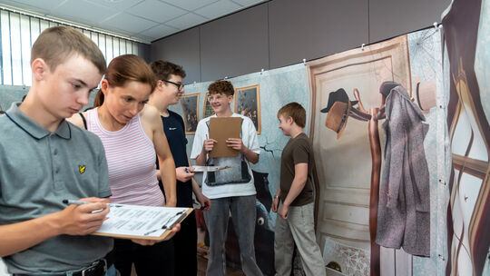 Die Klasse 8a der Realschule plus aus Neustadt besuchte mit ihrer Lehrerin Corina Eisenberger die Mitmachausstellung zu 77 Jahre Die Klasse 8a der Realschule plus aus Neustadt besuchte mit ihrer Lehrerin Corina Eisenberger die Mitmachausstellung zu 77 Jahre