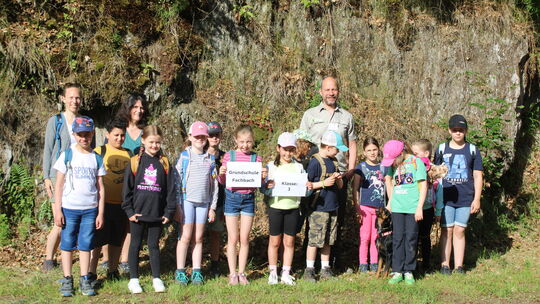 Bevor es losgeht, noch schnell ein Gruppenfoto: die 3. Klasse der Grundschule Fachbach mit (hinten von links): Begleitmutter Ann Bevor es losgeht, noch schnell ein Gruppenfoto: die 3. Klasse der Grundschule Fachbach mit (hinten von links): Begleitmutter Ann