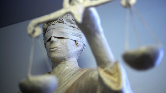 Wegen gemeinschaftlicher gefährlicher Körperverletzung, Fahrens ohne Fahrerlaubnis sowie Fahrens ohne Pflichtversicherung ist ei Wegen gemeinschaftlicher gefährlicher Körperverletzung, Fahrens ohne Fahrerlaubnis sowie Fahrens ohne Pflichtversicherung ist ei