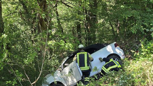 Ein Pkw musste im Hang geborgen werden. Die Feuerwehr war im Einsatz. Ein Pkw musste im Hang geborgen werden. Die Feuerwehr war im Einsatz.