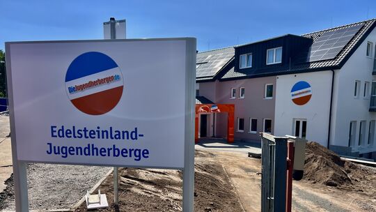 Die sanierte Jugendherberge Idar-Oberstein trägt nun auch offiziell den Namen "Edelsteinland". Die sanierte Jugendherberge Idar-Oberstein trägt nun auch offiziell den Namen "Edelsteinland".