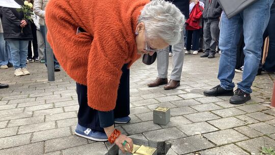 Danny Daull setzte die Steine für ihren Großvater Jakob Loeb und ihre Mutter Carola Loeb selbst in das Pflaster ein. Danny Daull setzte die Steine für ihren Großvater Jakob Loeb und ihre Mutter Carola Loeb selbst in das Pflaster ein.