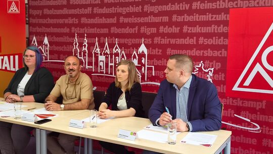 Informierten zu den Verhandlungen zum Koblenzer Novelis-Standort: (von links) Antje Raczkowiak (stellvertretende Betriebsratsvor Informierten zu den Verhandlungen zum Koblenzer Novelis-Standort: (von links) Antje Raczkowiak (stellvertretende Betriebsratsvor