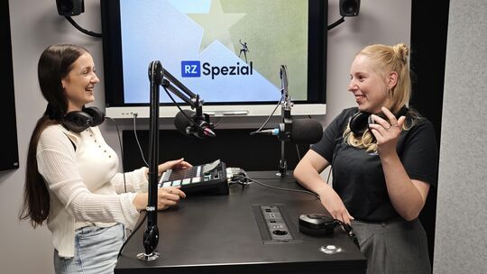 Die Host des Podcasts "RZ Spezial: Der Rock am Ring Survival Guide", Hannah Klein (links) und Kim Fauss im Podcaststudio der Rhe Die Host des Podcasts "RZ Spezial: Der Rock am Ring Survival Guide", Hannah Klein (links) und Kim Fauss im Podcaststudio der Rhe