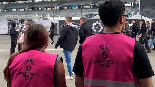 Neben der Polizei und den Sanitätern sorgt auch das Awareness-Team auf dem Festivalgelände bei Rock am Ring für Sicherheit. Neben der Polizei und den Sanitätern sorgt auch das Awareness-Team auf dem Festivalgelände bei Rock am Ring für Sicherheit.