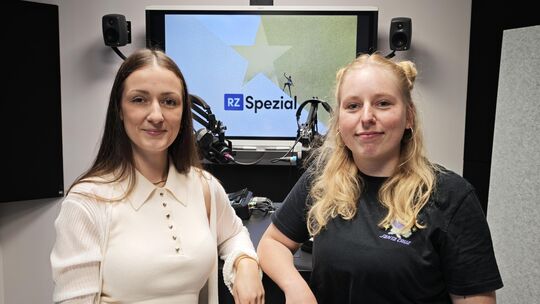 Die RZ-Volontärinnen Hannah Klein (links) und Kim Fauss im Podcaststudio der Rhein-Zeitung. Die RZ-Volontärinnen Hannah Klein (links) und Kim Fauss im Podcaststudio der Rhein-Zeitung.