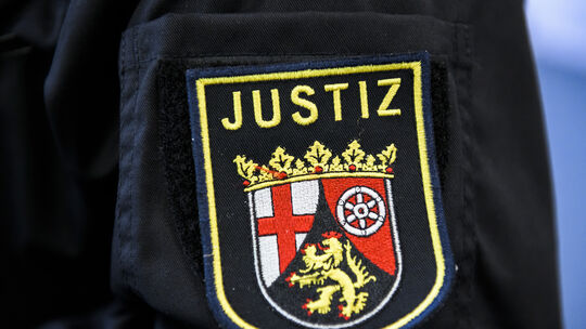 Das Wappen der Justiz Rheinland-Pfalz: Die Staatsanwaltschaft hat sich nun zu mehreren Ermittlungen geäußert, bei denen es um Mi Das Wappen der Justiz Rheinland-Pfalz: Die Staatsanwaltschaft hat sich nun zu mehreren Ermittlungen geäußert, bei denen es um Mi