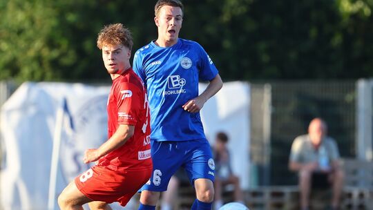 Elias Dudkiewicz (rotes Trikot) hatte schon eine Begegnung mit seinem neuen Verein: Er stand in der vergangenen Sommervorbereitu Elias Dudkiewicz (rotes Trikot) hatte schon eine Begegnung mit seinem neuen Verein: Er stand in der vergangenen Sommervorbereitu