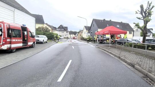Seit Dienstagnachmittag ist der Bereich in Langenhahn, in dem der Gasaustritt festgestellt wurde, abgesperrt. Die Feuerwehr führ Seit Dienstagnachmittag ist der Bereich in Langenhahn, in dem der Gasaustritt festgestellt wurde, abgesperrt. Die Feuerwehr führ