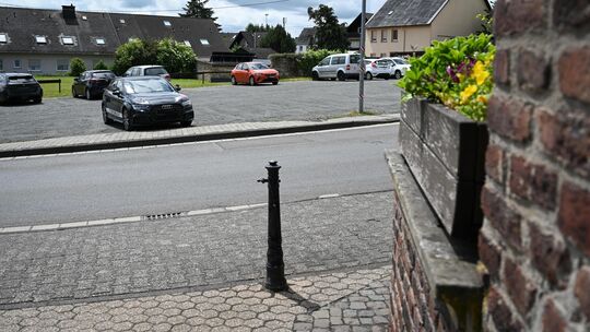 Die Schotterfläche gegenüber vom Marktplatz in Rheinböllen wird aktuell als Parkplatz genutzt. Trotzdem herrscht in der Stadt Pa Die Schotterfläche gegenüber vom Marktplatz in Rheinböllen wird aktuell als Parkplatz genutzt. Trotzdem herrscht in der Stadt Pa