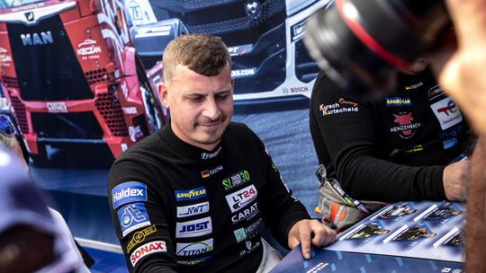 Beim Autogramme schreiben ist Race-Truck-Pilot Sascha Lenz aus Plaidt eines der gefragtesten "Opfer". Beim Autogramme schreiben ist Race-Truck-Pilot Sascha Lenz aus Plaidt eines der gefragtesten "Opfer".