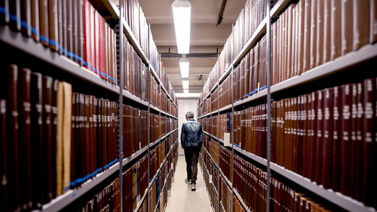 während digitale Medien einen Strom von Bildern erzeugen, bleiben Archive und Bibliotheken wie die Zentral- und Landesbibliothek während digitale Medien einen Strom von Bildern erzeugen, bleiben Archive und Bibliotheken wie die Zentral- und Landesbibliothek