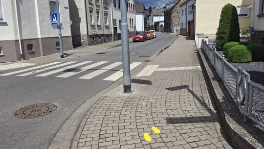 Nach getaner Arbeit: der erste aufgefrischte Fußabdruck in Gelb an der Kreuzung Grabenstraße/Lambertstraße. Nach getaner Arbeit: der erste aufgefrischte Fußabdruck in Gelb an der Kreuzung Grabenstraße/Lambertstraße.